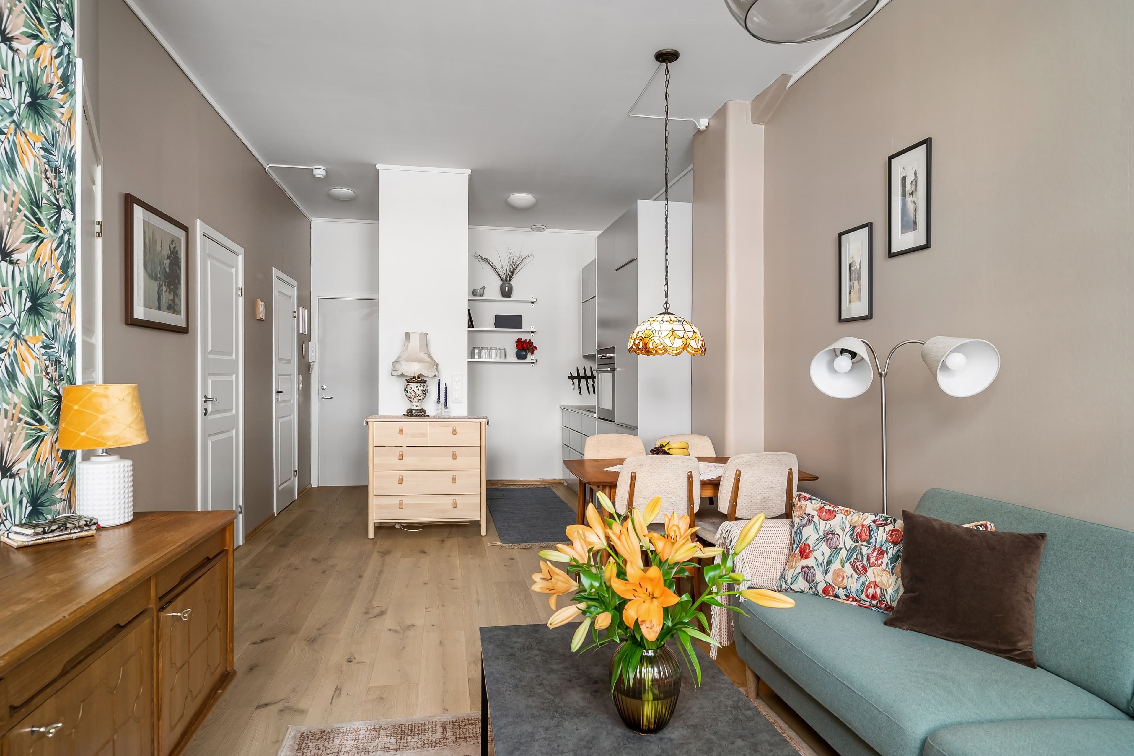 Salon y comedor acogedores de un piso de alquiler